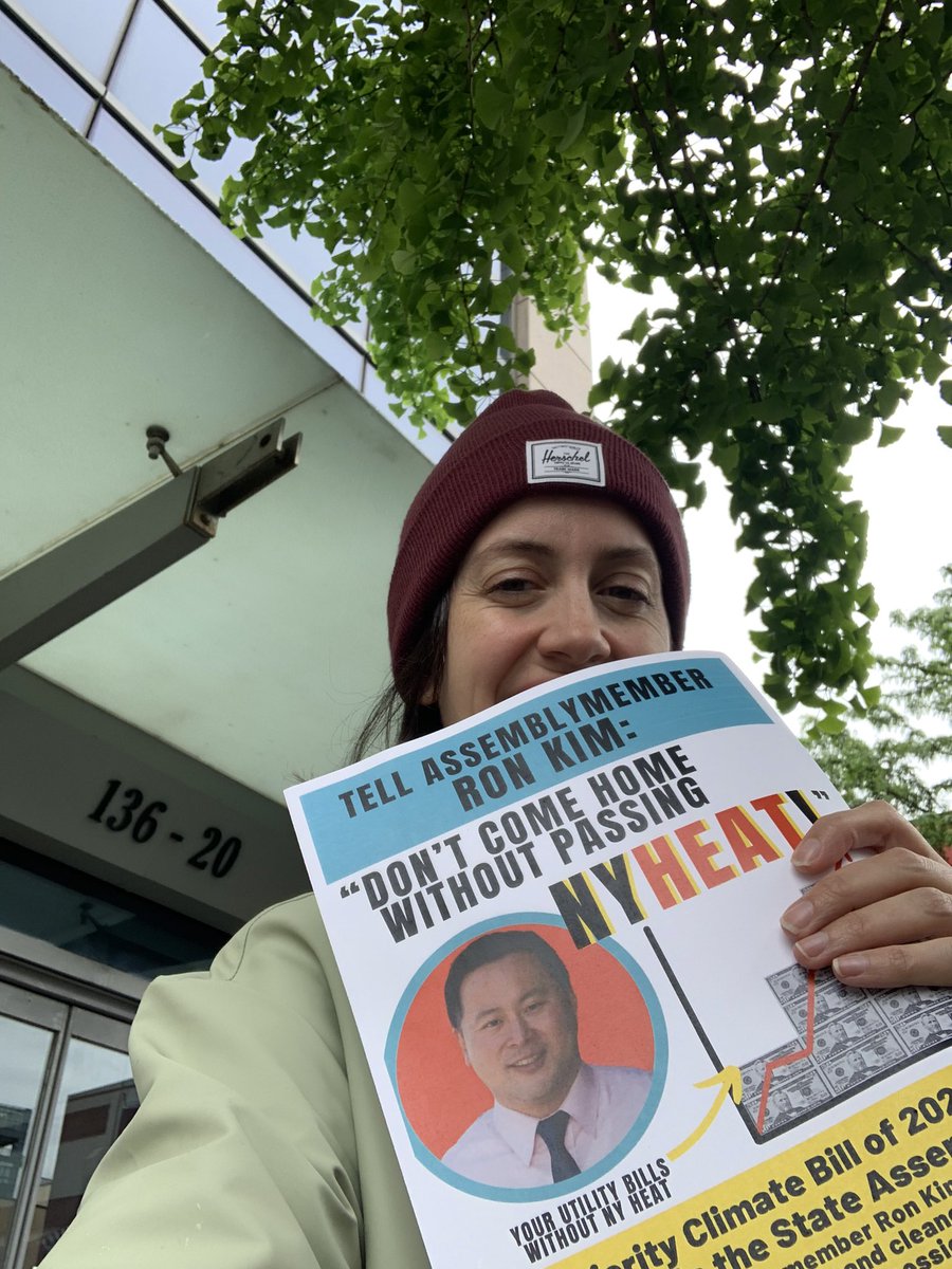 We’re leafleting today for the #nyheat act with @RenewablHeatNow to lower utility bills and move off fossil fuels. Shout out to bill cosponsor @rontkim who we need to fight for the bill in committee to bring it to a vote now!