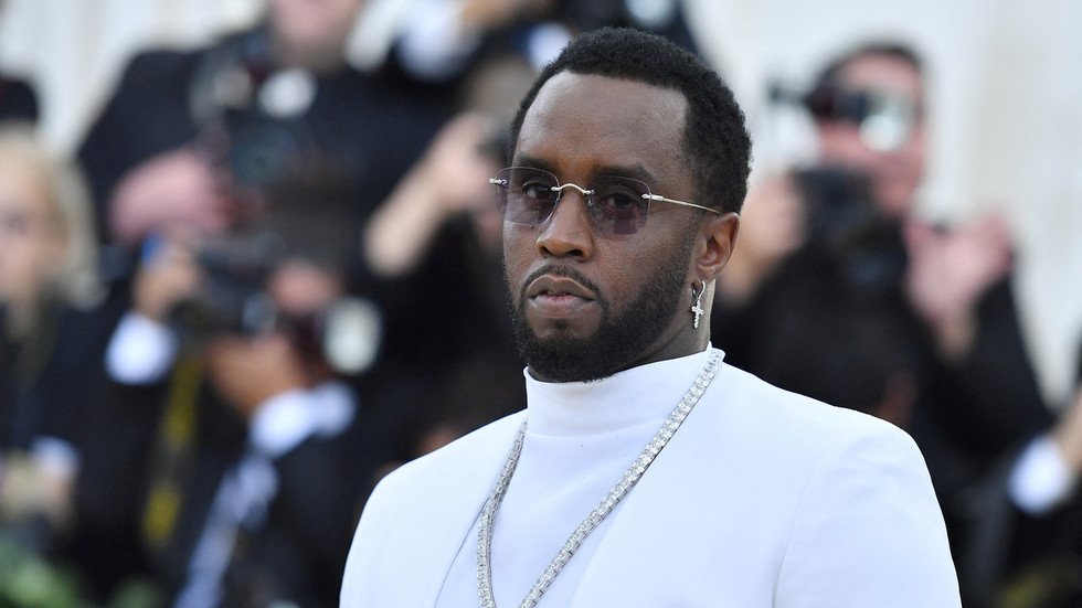 Diddy knows too much – former rival.

Knowledge of the “little secret room” might cost ‘Puffy’ his life, ‘Suge’ Knight has said

#news
#newsspecial
#NEWSINFO
#newsfile
#News_Briefing
#NewsLead