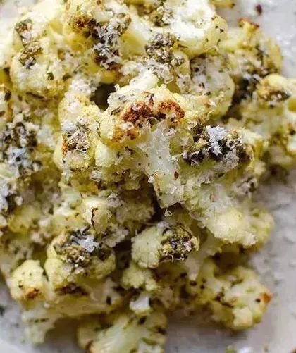 DELICIOUS recipe for you - roasted cauliflower with pesto and cheese! All you need is cauliflower, pesto, olive oil, chili flakes, Parmesan cheese and a little salt! RECIPE: buff.ly/3tVYYaU #veggies #cheese buff.ly/44tZ2St