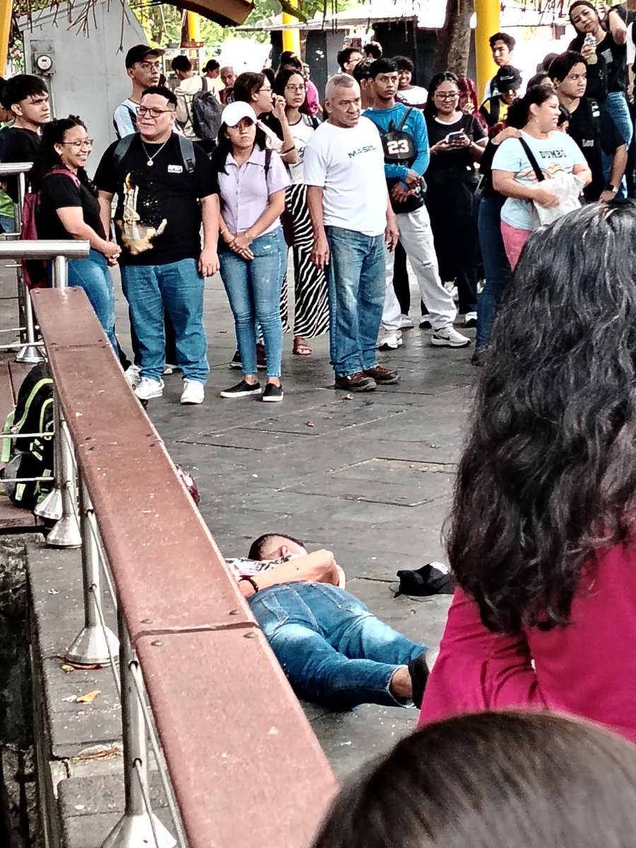 Atentos!!
Este delincuente fue interceptado hace unos momentos por la policía nacional cuando intentó robarle a un grupo de estudiantes afuera de la universidad de Guayaquil!!
Porque nadie pudo sacar un poco de EcoPais?