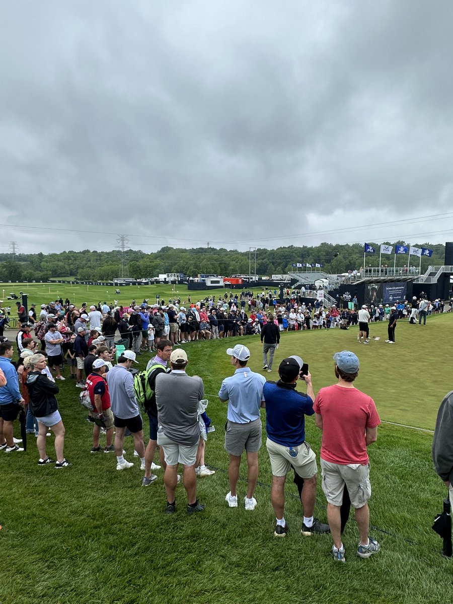 The crowd for a Tiger Woods putting session. 😂

#PGAChampionship