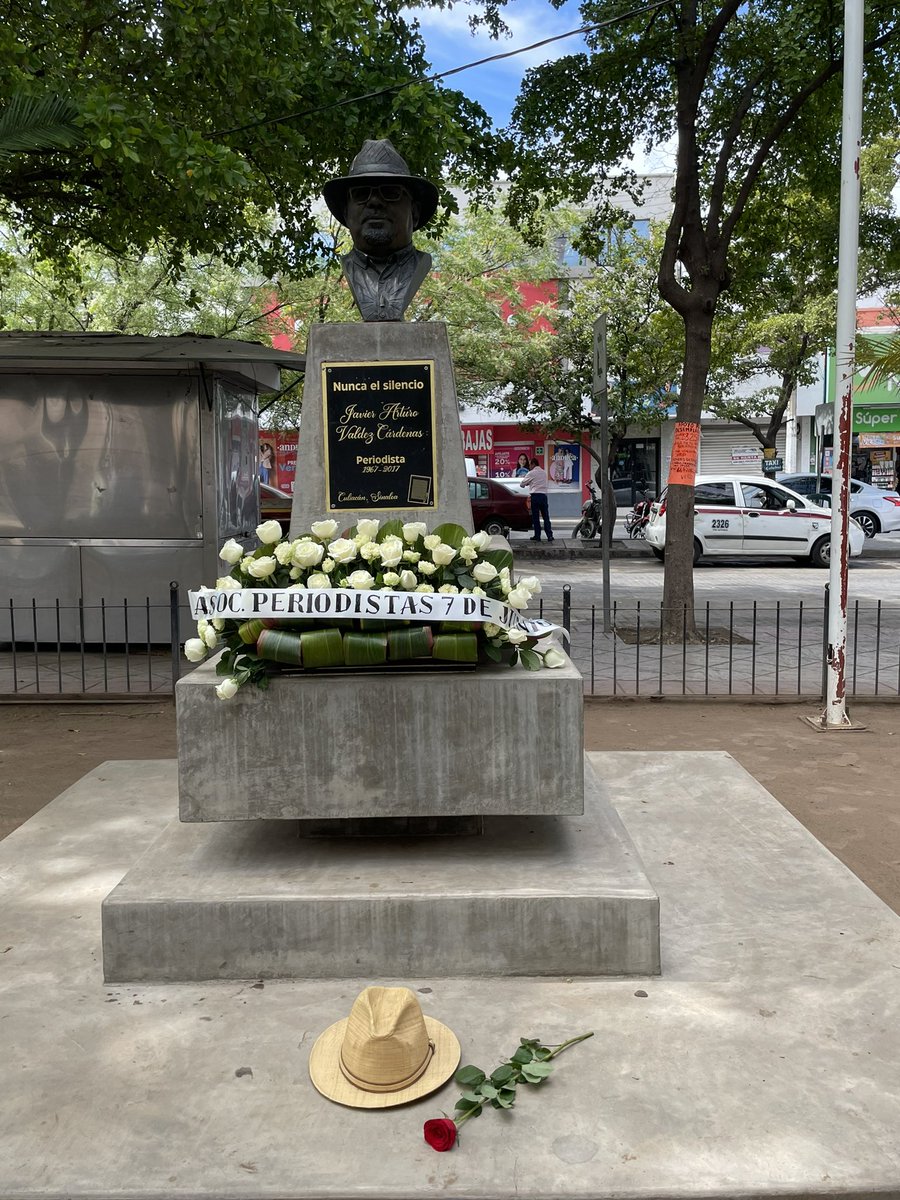 A siete años del asesinato del periodista Javier Valdez, ocurrido en Culiacán, nos encontramos en la lectura de posicionamiento y entrega de ofrenda floral por parte de familiares y organizaciones de la sociedad civil #NoSeMataLaVerdadMatandoPeriodistas