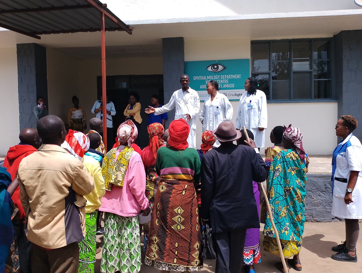 RDF- CITEZEN OUTREACH PROGRAMME MU BUVUZI YAGARUTSE: Uyu munsi, @Ruhengerirefer1 yatangiye kwakira Abaturage baturutse mu Bigo Nderabuzima biyishamikiyeho, bazatangira kuvurwa amaso ejo, hibandwa ku kubaga ishaza, muri @RwandaMoD-CITIZEN OUTREACH PROGRAMME; kugeza ku Cyumweru.