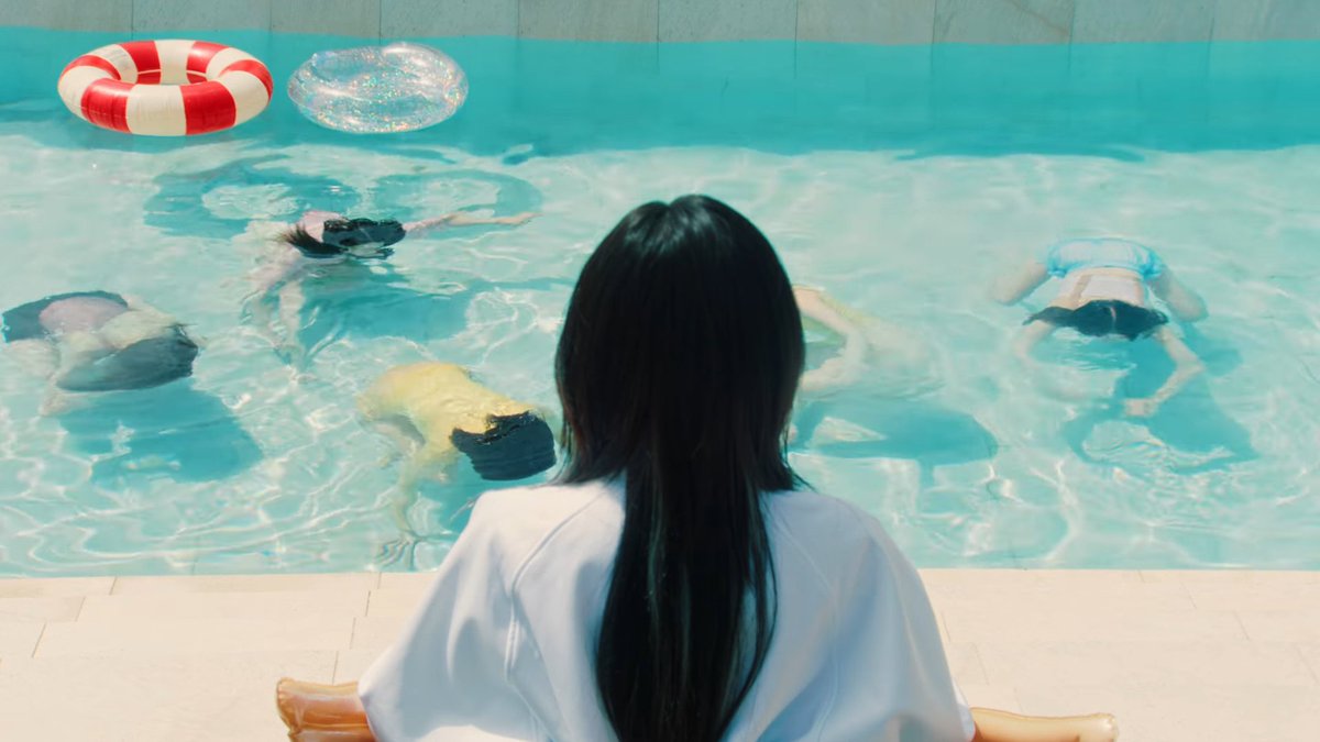 เธรดวิเคราะห์ MV Accendio - IVE

ซีนเปิดจะเห็นได้ว่าน้องวอนยองกวักมือเรียกพิกึลให้ลงไปเล่นน้ำด้วยกัน แต่พิกึลที่ยืนเกาะห่วงยางอยู่ด้วยความกลัวก็ลังเลว่าจะลงไปเล่นน้ำด้วยกันดีมั้ย แต่น้องไอบึทั้ง 5 คนเล่นดำน้ำกันไปก่อนแล้วโดยที่ไม่รอพิกึล

(1)