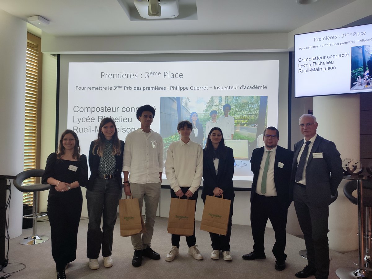 3ème place🥉aux #OlympiadesSI de l'académie de Versailles <a href="/acversailles/">Académie de Versailles</a> (concours des premières) pour les élèves de STI2D du lycée Richelieu de <a href="/villederueil/">Rueil-Malmaison</a> avec le composteur connecté.