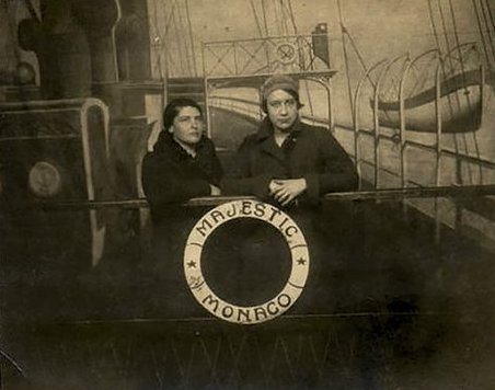 Amelia Peláez y Lydia Cabrera en ruta hacia Europa a bordo del barco Majestic Monaco, 1930. 

Colección Herencia Cubana (Cuban Inheritance Collection).

#ArteCubano