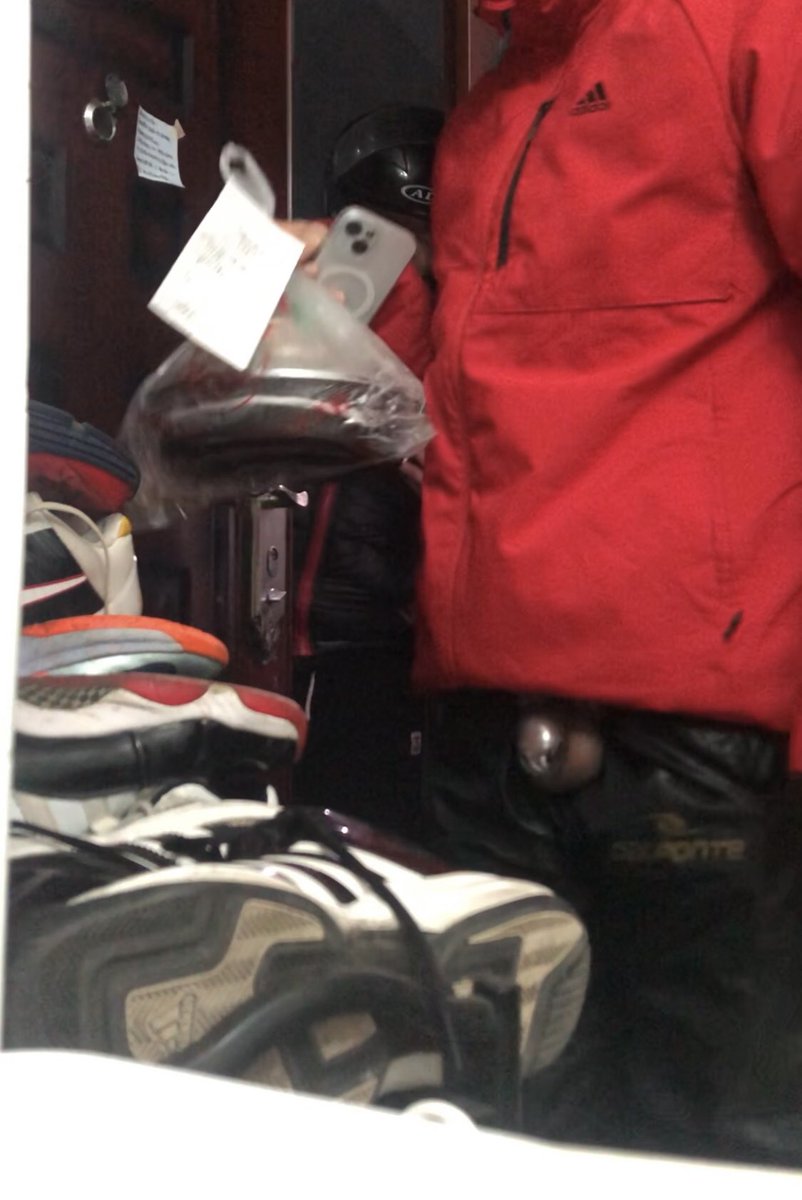 最近好著迷各種穿外賣快遞工作服的小哥嗷😭
想下次點外賣的時候備註：不好意思小哥，可能要給你添麻煩了。 
然後跪在門口，嘴裡塞上襪子，膠帶封上嘴，戴上尾巴，露出 🔒 ，迎接外賣或者快遞🤧
但是俺膽子小，也怕真的給他們添麻煩咹🥲