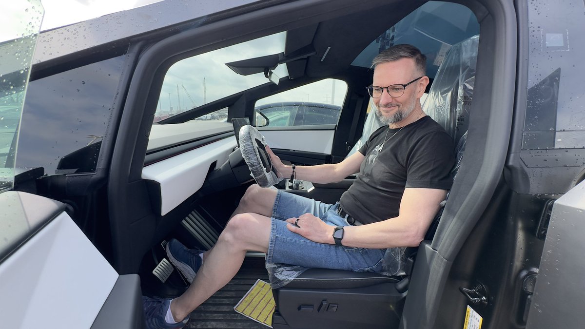 Quote post a photo of you with a Cybertruck 📐