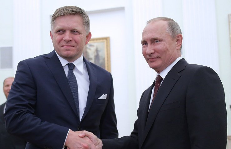 🇷🇺🇸🇰 Putin called Fico a courageous and strong-willed person and expressed hope that these qualities 'will help him endure this difficult situation.'