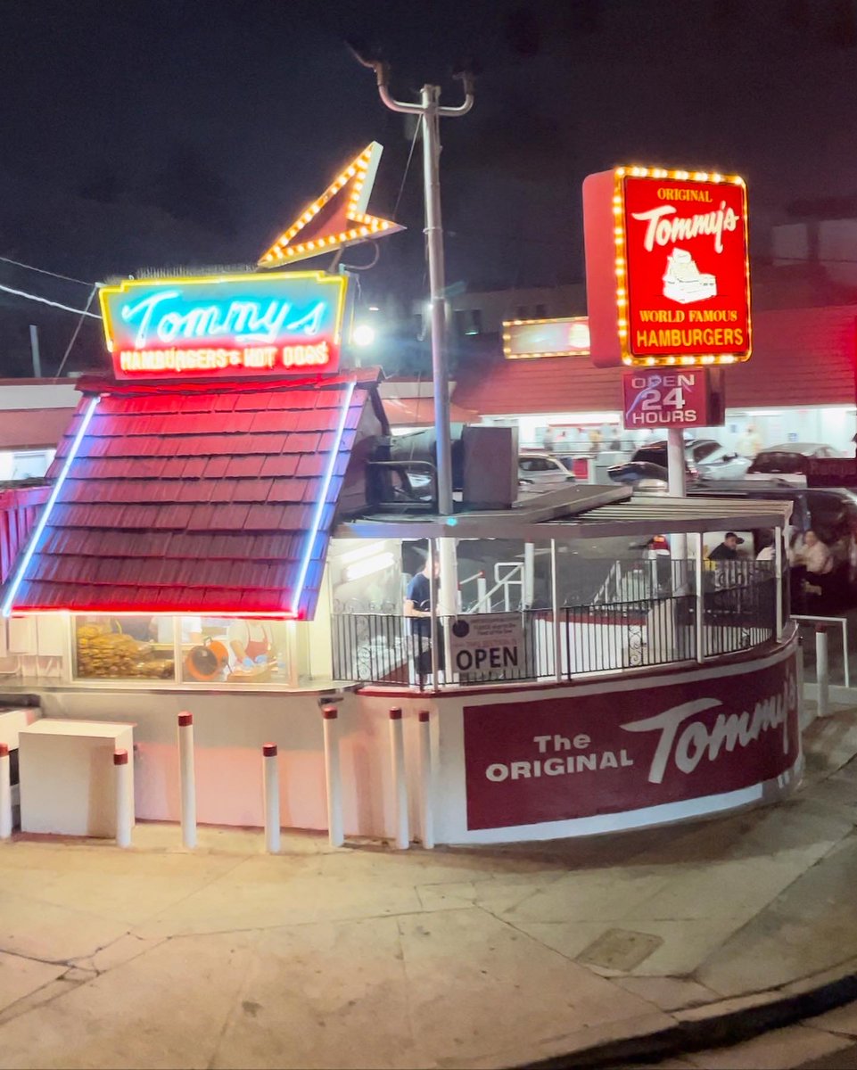 Happy 78th Anniversary to @OriginalTommys! Facebook: facebook.com/OriginalTommys… Took this photo of the original Tommy’s location at Beverly and Rampart while on the @museumofneonart's Neon Cruise: