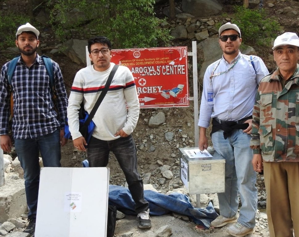 shalinig189_g's tweet image. #Ladakh: The team of ARO Postal #Kargil trekked for 1.5 hours to Sharchey at the Line of Control in the Batalik Sector to collect #onevote, showcasing the dedication of the team🇮🇳
#copied

Importance of every single vote 👍🏻