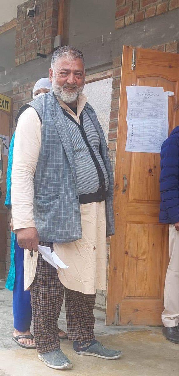 This is Indian Democracy. Father of Owaise Feroz Mir (an active terrorist based in Pakistan) casting his vote at a booth at Pampore in Kashmir.
Kashmiris have faith in Indian Democracy🇮🇳