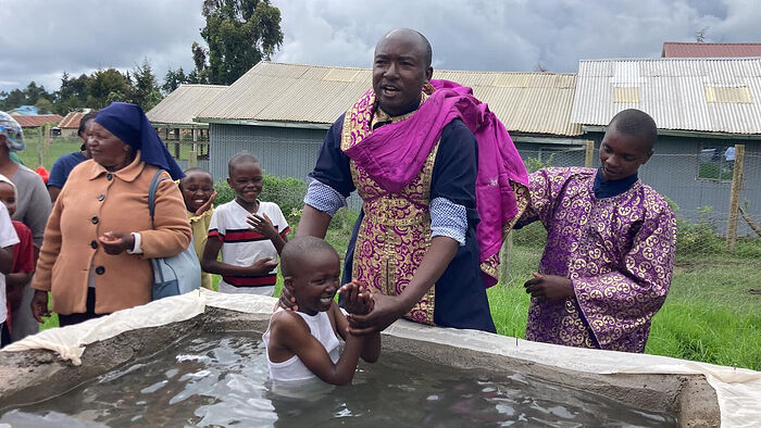 Kenya: 15 baptized at Orthodox orphanage on Holy Saturday (+VIDEO) orthochristian.com/160183.html According to Fr. Methodios, the newly illumined are former Pentecostals.