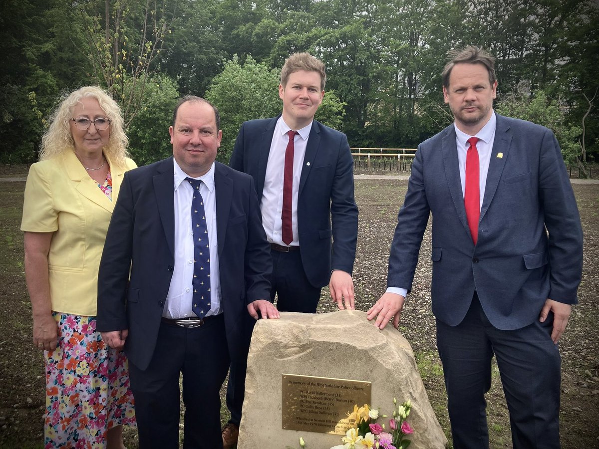 Pleased to attend the unveiling of a new memorial to @WestYorksPolice PCs David Bulleyment, Eric Renshaw and Colin Ross, WPC Lillian Sullivan and WPS Elizabeth Burton who lost their lives in a coach accident at Newton Hill roundabout in 1978. They will always be remembered.