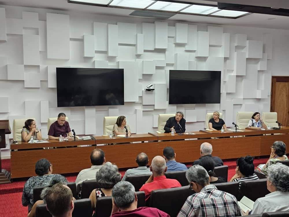 Un ameno y fructífero intercambio sostuvo el periodista y politólogo Ignacio Ramonet, con directores de los medios de comunicación, representantes de instituciones religiosas y de asociaciones de la capital. @PartidoPCC @DiazCanelB #CubaNoEstaSola #CubaVencerá