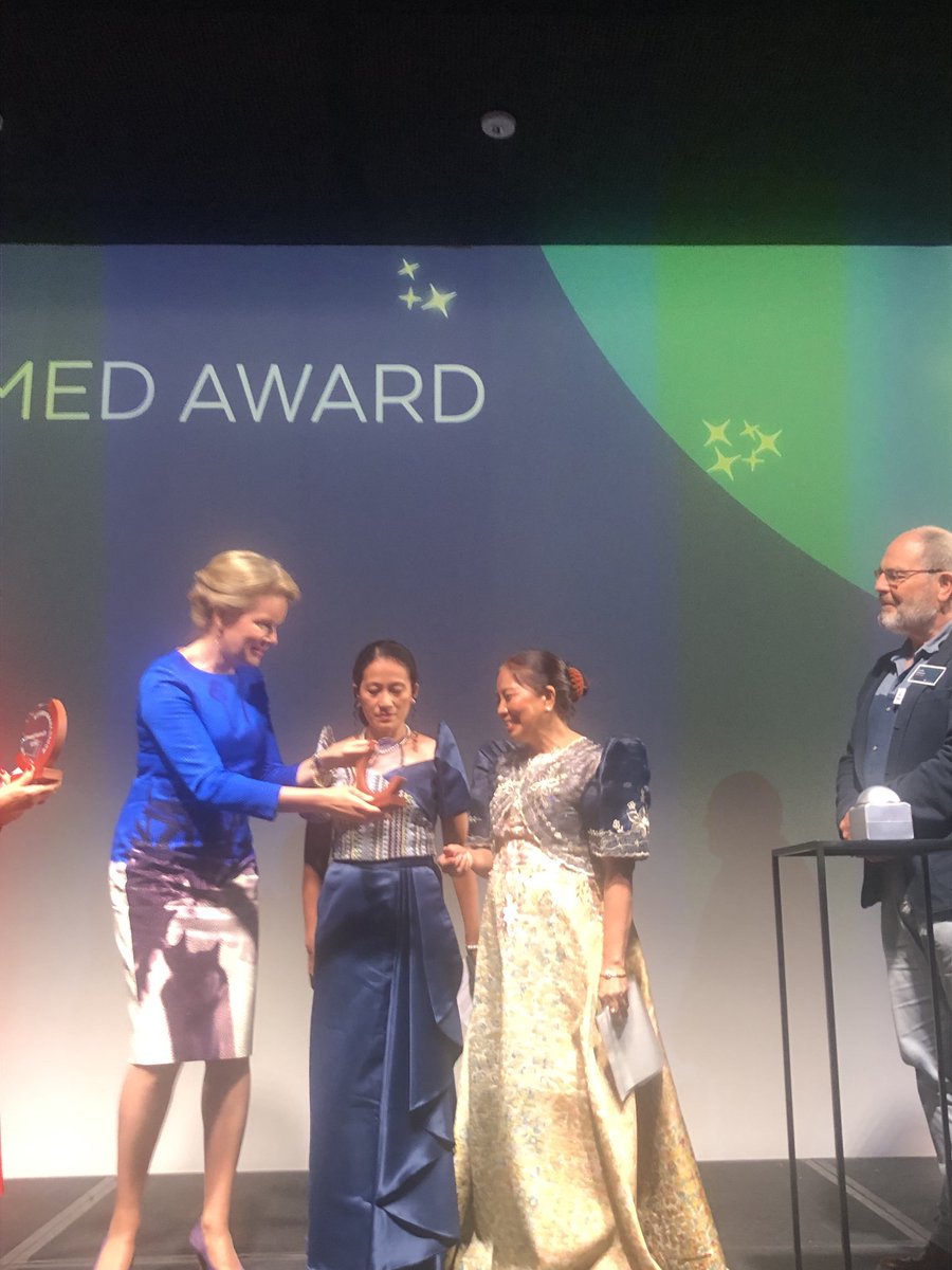Uit handen van hare Majesteit ontvangen Daisy en Floricel uit de Filipijnen de Womed Award Zuid voor straf vrouwelijk ondernemerschap. Proficiat! #womed ⁦<a href="/UNIZOvzw/">UNIZO</a>⁩ ⁦@Triasngo⁩ ⁦<a href="/vrouwennetbe/">vrouwennetbe</a>⁩