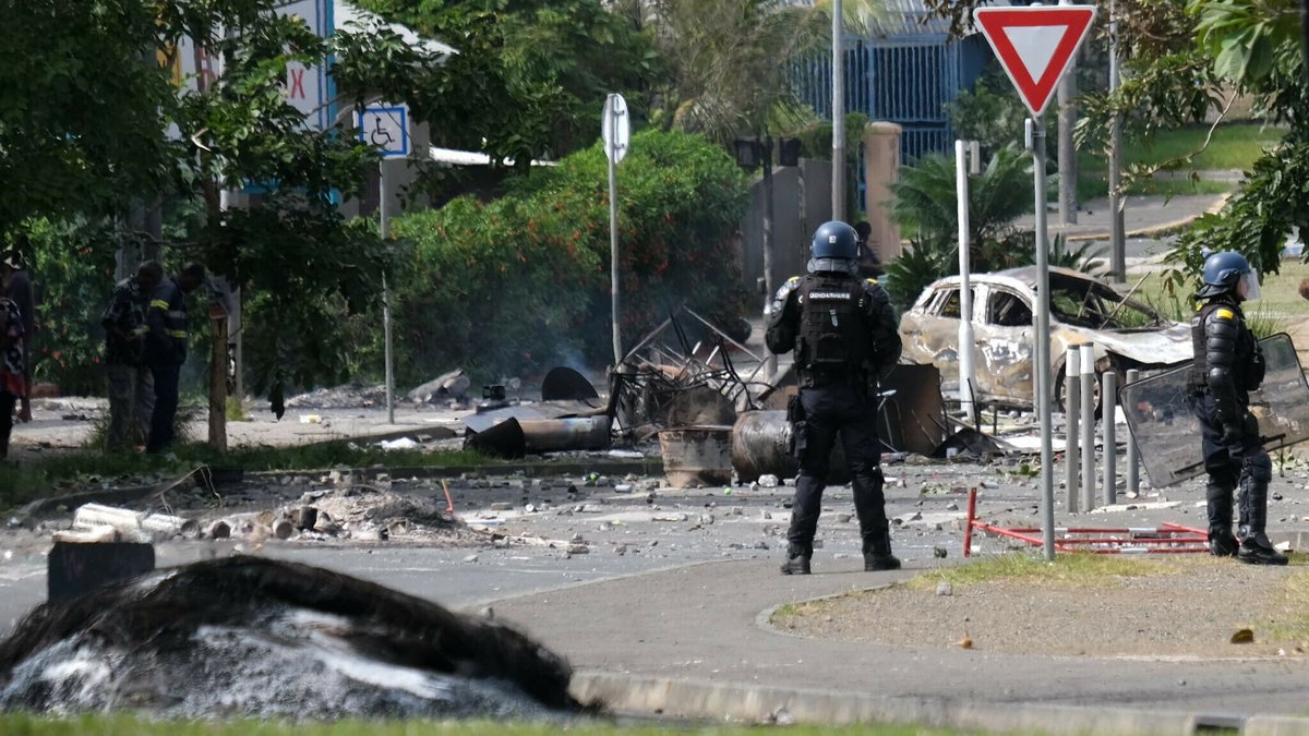 Émeutes en Nouvelle-Calédonie: que va changer l'instauration de l'état d'urgence? l.bfmtv.com/vZd0