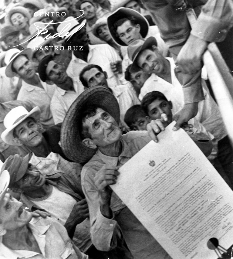 #Fidel:'Nosotros entendemos que esta #Ley inicia una etapa enteramente nueva en nuestra vida económica y que un esplendoroso porvenir espera a nuestra patria si nos dedicamos a trabajar todos con el mayor ahínco'. #65Aniversario #ReformaAgraria #NuestraRevolución