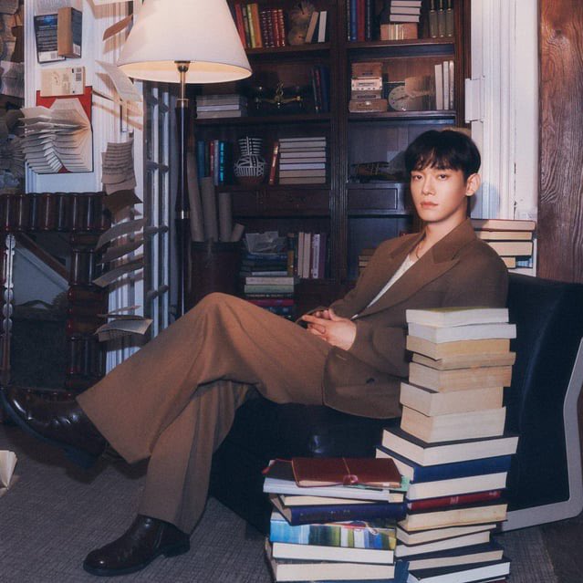 #EXO's #Chen looks so stylish in latest teaser pic from his highly anticipated album ‘Door' out May 28! 👏📸✨🌟🚪💥5⃣/2⃣8⃣👑❤️‍🔥

#CHEN4thMiniAlbum_DOOR 
#첸_DOOR
@CHEN_INB100