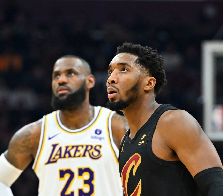 ⚠️ ATENÇÃO!

Alguns times da NBA já estão com ofertas prontas para Donovan Mitchell, caso ele solicite uma troca nessa offseason.

Dentre eles, o Los Angeles Lakers e o Brooklyn Nets.

🗞️- @WindhorstESPN