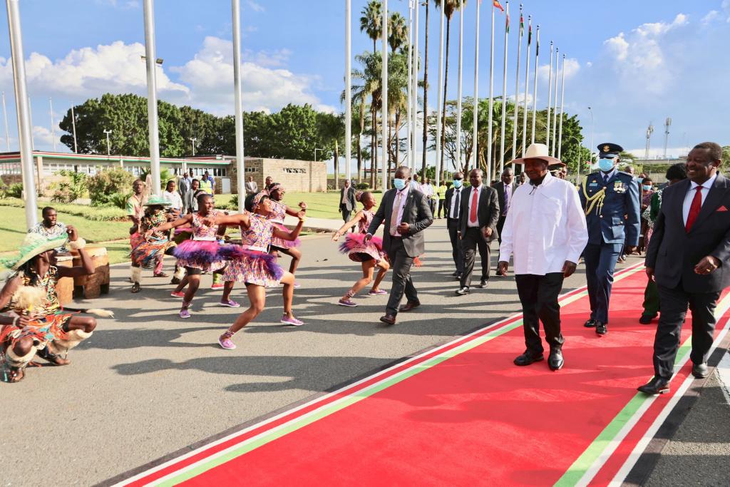 Photos: President #Museveni on State Visit to #Kenya. Received earlier today at Jomo Kenyatta International Airport by Hon. Dr. Musalia Mudavadi, Prime Cabinet Secretary and CS for Foreign Afairs of the Republic of Kenya. #SoftPowerNews #Uganda