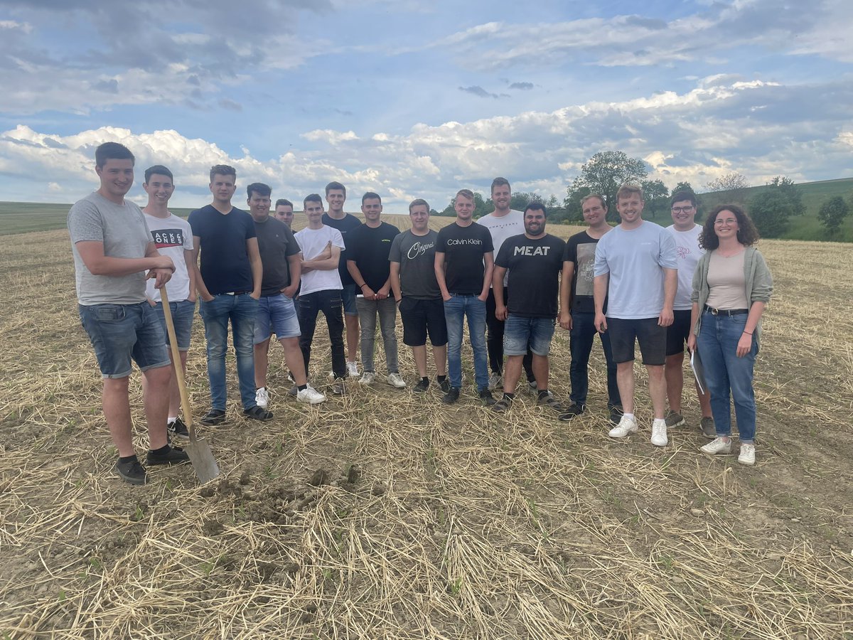 Die Höhere Landbauschule aus Triesdorf war heute bei uns zu Besuch und es war ein top Erfahrungsaustausch mit den Nachwuchslandwirten. Danke für Euer reges Interesse. Direktsaat rockt 👍. #foxtownontherock #Direktsaat #Mais