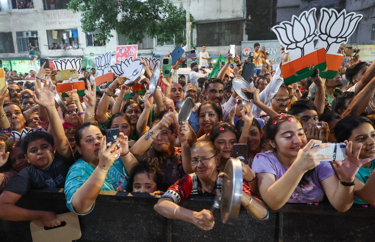 मुंबईमध्ये अतिशय भव्य अशा रोड शो मध्ये सहभागी झालो. आम्हाला आशीर्वाद द्यायला आलेल्या प्रत्येकाचे विशेषतः महिला आणि बालकांचे आम्ही आभारी आहोत. मुंबईसोबत आमच्या पक्षाचा अतिशय घनिष्ठ संबंध आहे. याच शहरात 1980 साली आमच्या पक्षाची स्थापना झाली होती. त्यामुळे ही बाब आमच्या बांधिलकीला