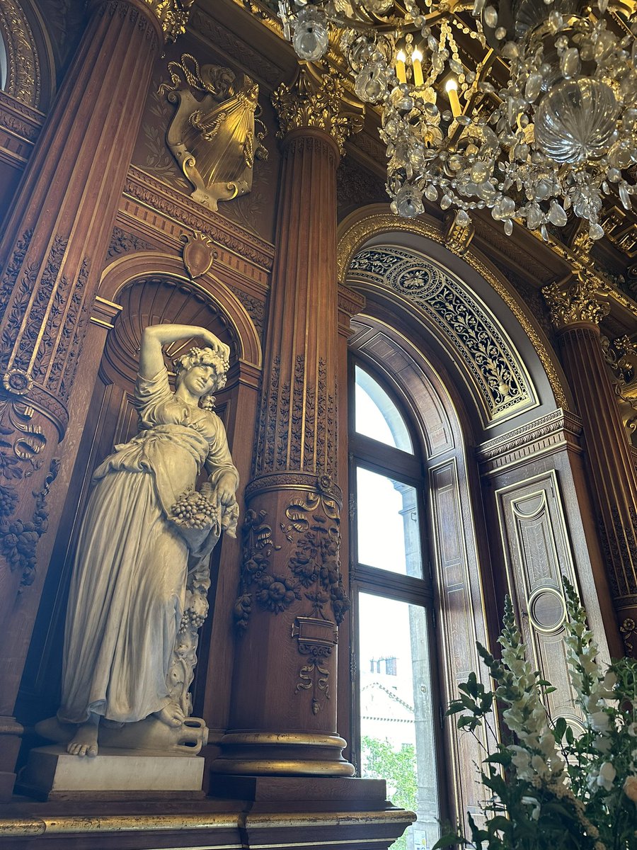 Hôtel de Ville or mayor house of Paris😊 the historical building was burned during the French revolution, this one is also historical but from the end of 19th century 

#WindowsOnWednesday