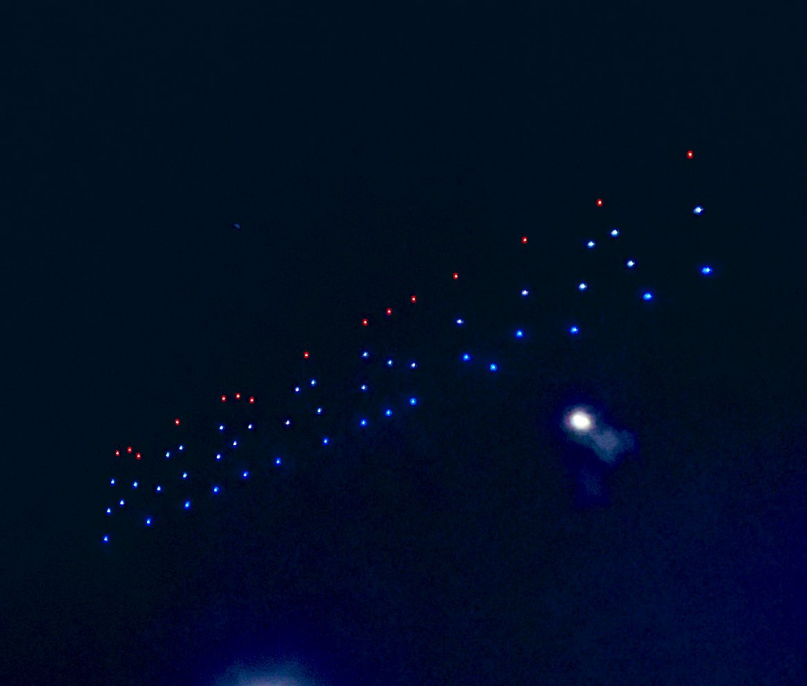 verdelorito's tweet image. En serio nadie va a hablar de que con los drones, en pleno show patriótico por la independencia nada más y nada menos, escribieron PARAGUAI ?????