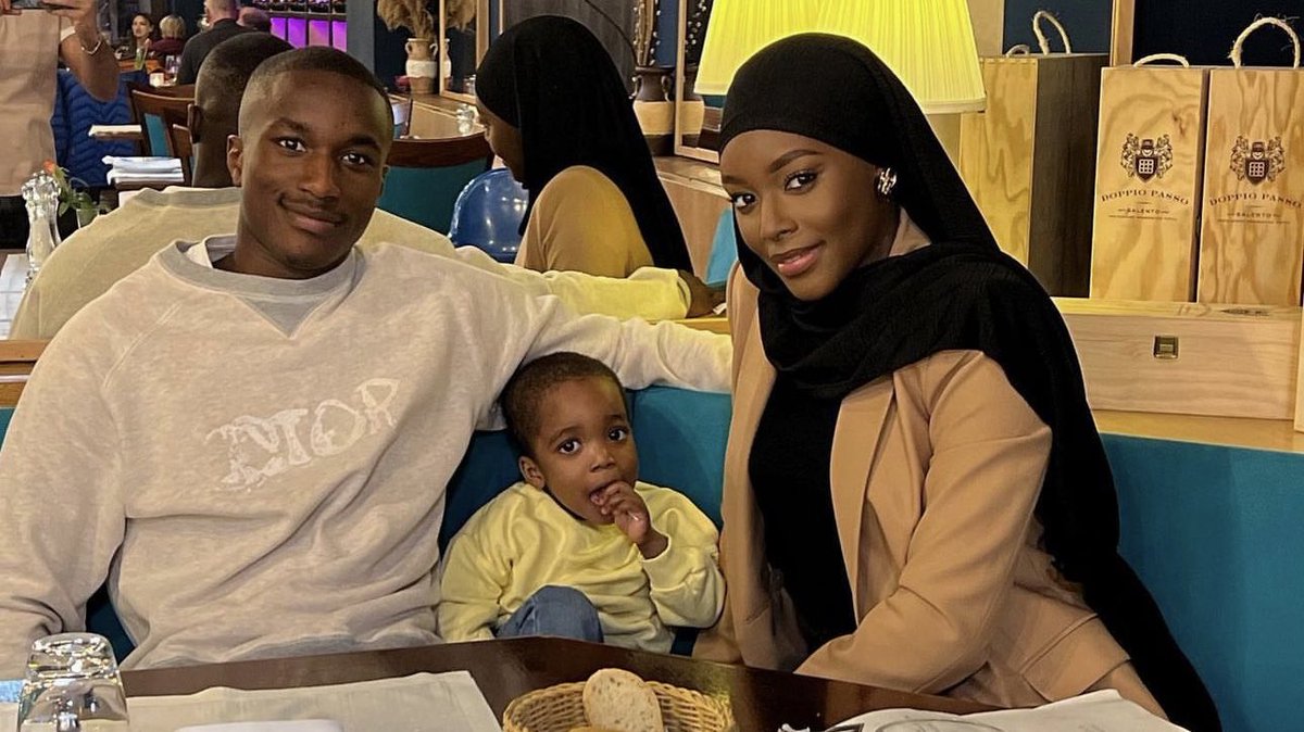 O atacante do Aston Villa, Moussa Diaby e sua família.