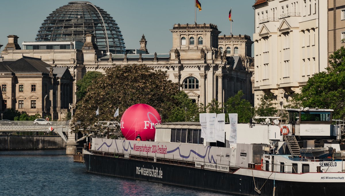 Vom 14. Mai bis 15. September ist die MS Wissenschaft unterwegs in Deutschland und Österreich. Mit an Bord des Ausstellungsschiffes sind das Max-Planck-Institut für Bildungsforschung und der Kunsthistorische Institut in Florenz. Darüber hinaus gibt es viele Podcasts zu hören 🎧