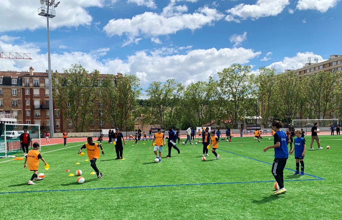 🎬Clap de fin pour cette magnifique journée #Goodconnections

👏👏 👏 ⤵️
👉🏼200 salariés volontaires engagés contre le #cyberharcelement 
👉🏼2000 jeunes sensibilisés aux bons usages du numérique et au handisport 👉🏼70 clubs de football amateur mobilisés
👉🏼7 associations handisport