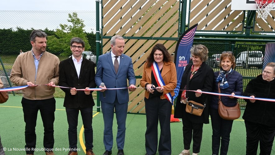 #Sport ⚽️ | Le #préfet65 a inauguré l’écostade, nouveau #ComplexeSportif de Castelnau Rivière Basse, renforçant son engagement en tant que #TerreDeJeux2024. Une initiative commune, pour cultiver l’esprit olympique et promouvoir le #SportPourTous !