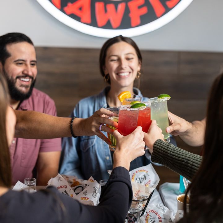 Hump Day Happy Hour, anyone?? Bring your coworkers to HNJ for Happy Hour from 3pm-7pm today!🍻 🦀 🍹 🦐 
.
📍 Hot N Juicy Crawfish
AZ, CA, DC, FL, NV, VA
.
#seafood #seafoodrestaurant #seafoodboil #seafoodlover #crawfishboil #seafoodrestaurants #happyhour
