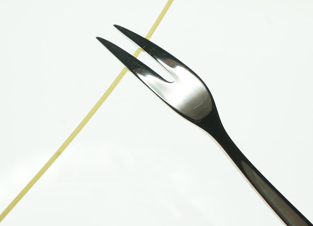 nadjaskunst's tweet photo. Felix Freier zeigt wieder mal kritisch witzige Arbeiten bei unserer Ausstellung. Am 13. Juni 2024 um 18:30 Uhr ist die Eröffnung  im Kunstbunker in Bochum. 👉bkb-Kunstbunker, Baarestr. 68, 44793 Bochum. Im Bild: „Gabel mit Zinkreduktion und Zubehör“, 2021, Fotografie, 50x 70 cm. https://t.co/Idrk339KAP