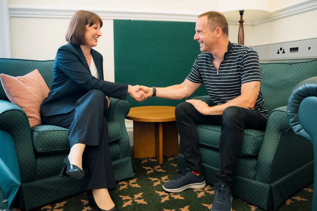 Just had a first sit down with @RachelReevesMP (Shadow Chancellor) in her office. Good to do, as I've done it with the Chancellor a few times. I chatted through some key issues like energy bills (standing charges), rent problems, cost of living, carers, mortgage prisoners and