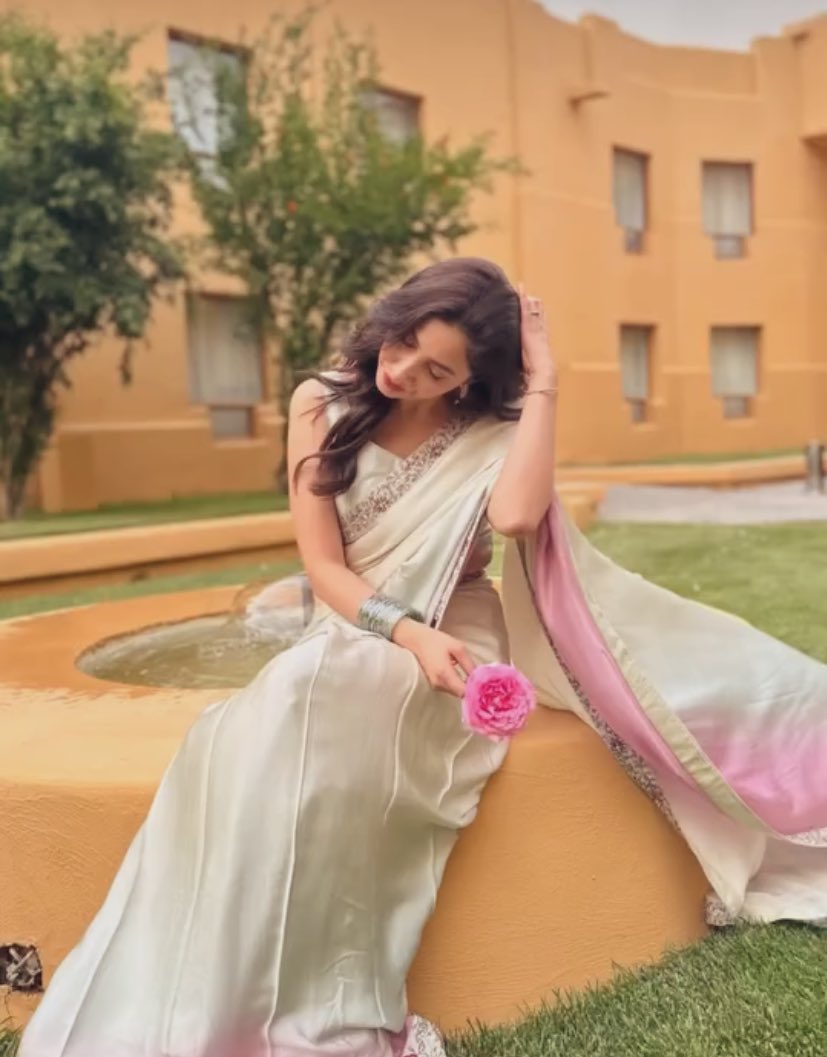 Oh to be mahira wala haseen
#MahiraKhan