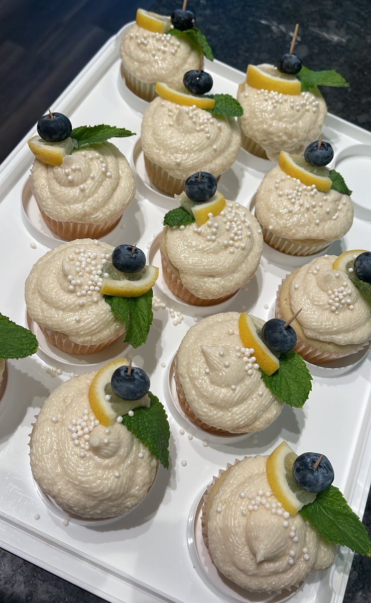 I baked vanilla lemon cupcakes w/ lemon buttercream frosting for our queen @lucyrod1474 ‘s birthday!!🧁👑 We’re taking a break from phone banking at the @MiVecinoFlorida office to celebrate!!🫶🏼🎂