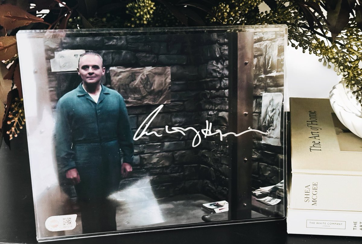 Received this today, huge thank you for @AnthonyHopkins for taking the time to sign for fans around the world! 🙏🏻☺️💛 

#SilenceOfTheLambs
#Hannibal
#SWAU