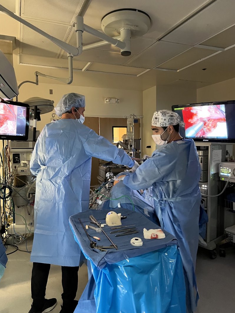 Midweek in the OR: Keeping the momentum going with teamwork and precision.
#happywednesday #operatingroom #urologist