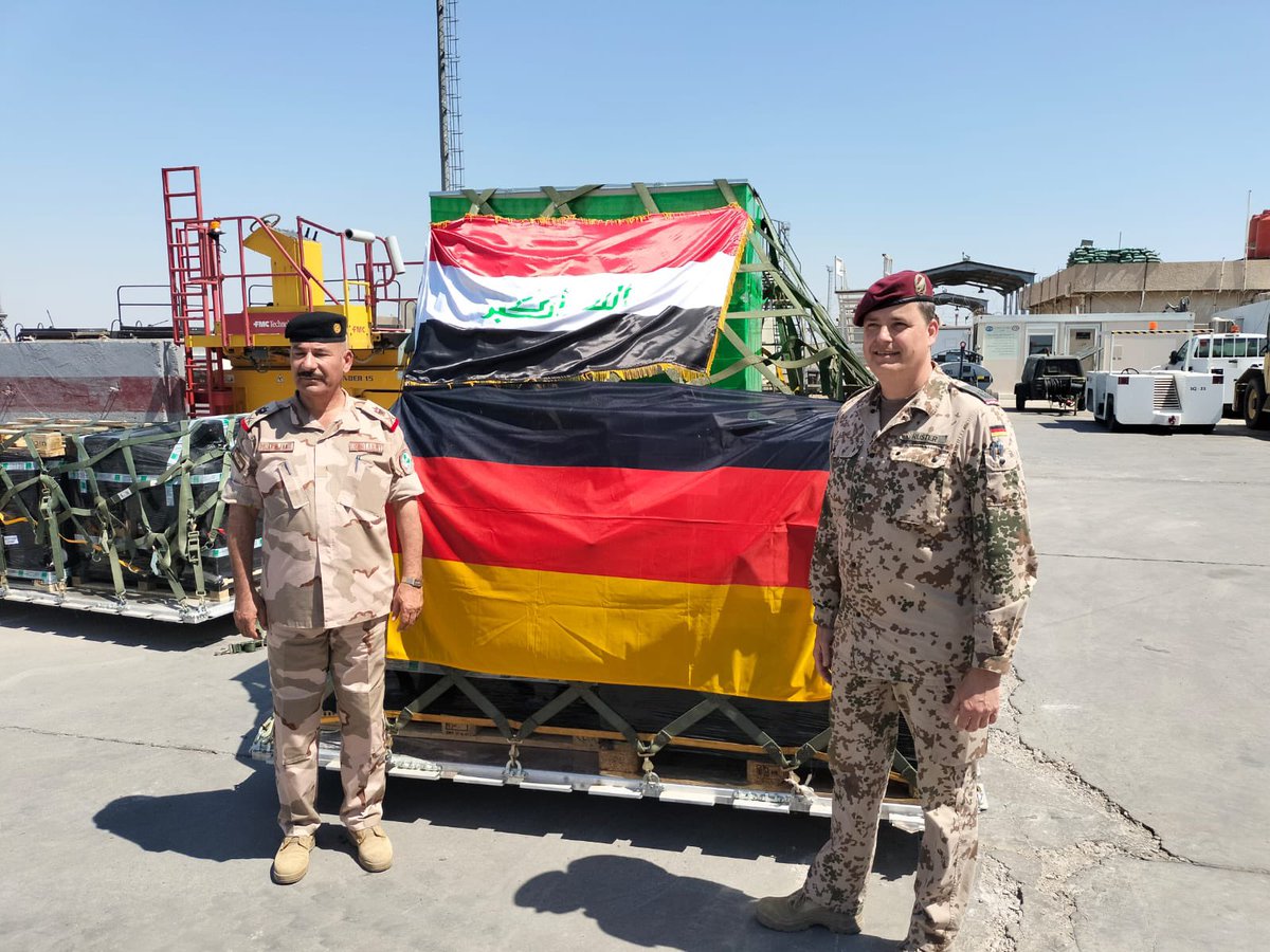 GermanyinIraq's tweet photo. 🇩🇪 MilAttaché LtCol Rüster handed over modern IT equipment to Education Cadre Dev. Center DirGen Jamee at #BIAP. 🇩🇪 supports 🇮🇶 armed forces developing &amp; modernising military educational facilities to help achieving NATO standards &amp; certification. We will continue our support! 🤝 https://t.co/8TWIwKIzIF