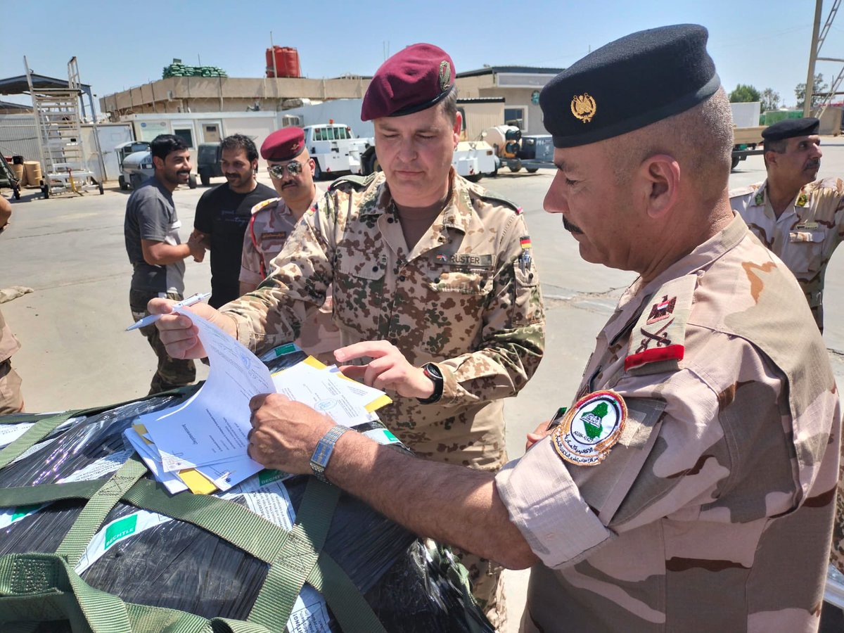 GermanyinIraq's tweet photo. 🇩🇪 MilAttaché LtCol Rüster handed over modern IT equipment to Education Cadre Dev. Center DirGen Jamee at #BIAP. 🇩🇪 supports 🇮🇶 armed forces developing &amp; modernising military educational facilities to help achieving NATO standards &amp; certification. We will continue our support! 🤝 https://t.co/8TWIwKIzIF