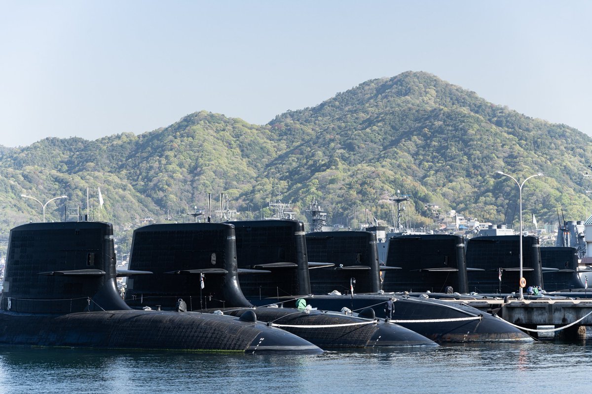 #SubWednesday #Submarines @jmsdf_pao_eng 
Japan Navy's ninjas🦾🇯🇵🌊
Oyashio-class & Sōryū-class diesel-electric/AIP attack submarines.
Photo by @hidehidezzy