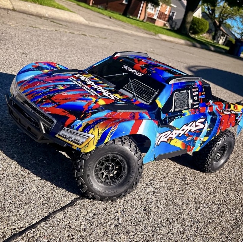 Who’s ready to Rock-n-Roll?? 🤘🏼🎸
#MaxxSlash punches harder and faster with brutal 6s power & 70+mph speed! 🏁 
Short Course Supremacy 👉🏼 traxxas.com/products/landi… 🔥

[[Model # 102076-4]] #Traxxas
#FastestNameInRadioControl
#TraxxasFanPhoto 📸: salty_rc
#TraxxasMaxx #TraxxasSlash