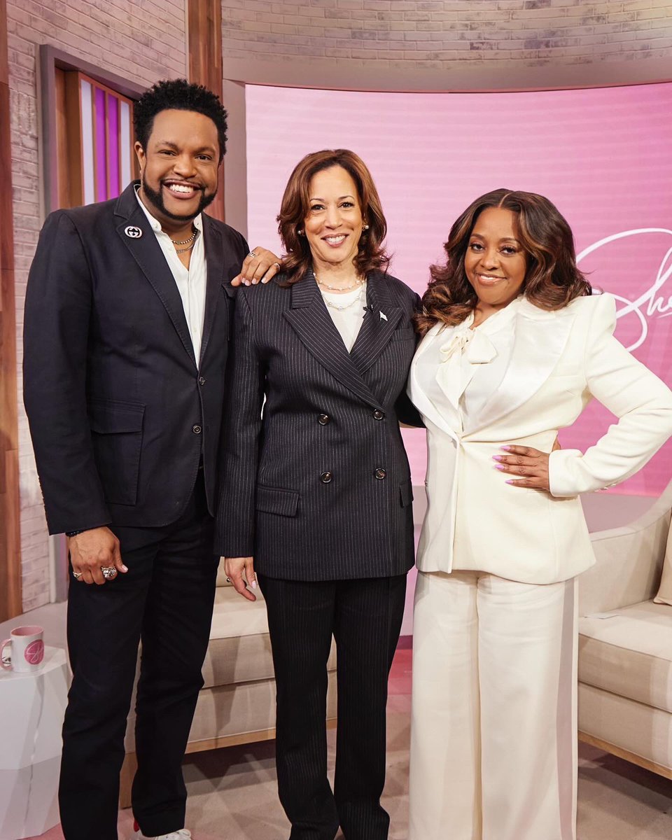 America’s history-making @VP @KamalaHarris stopped by @SherriShowTV to have a funny, engaging & heart-filled dialogue with @SherriEShepherd. Thank You Madam Vice President for joining the “best time in daytime!” #SherriShowTV