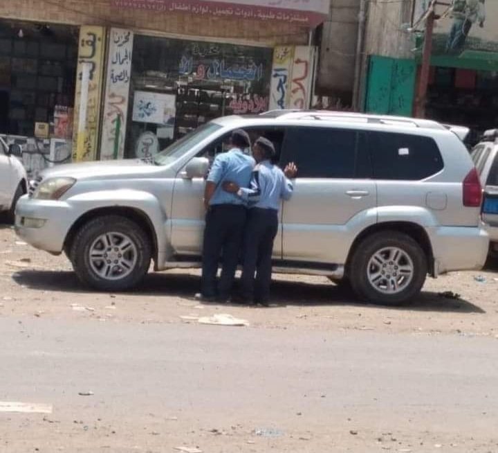 مرور ذمار غير الادارات المروريه في انحا الجمهوريه يعمل منذ فتره طويله من الزمن ك قطاعين الطرق 
عملهم مراقبت الغريب ولن تفلت من قبضتهم وجشعهم  حتا وان كانت له مراجعات طبيه يصتادوك من اجل اشيأ تافهه. ولاكن هل هناك دوله تضبطهم وتعلمهم انهم يسيئون للمحافضه بتصرفاتهم