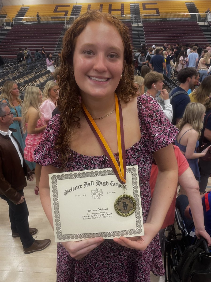 Congrats to Autumn Holmes for receiving the Female Athlete of the Year award! You’ve made us so proud, and we can’t wait to see what you do next! Go Big Red! 🎩🏐 #gotoppers #toppervolleyball #shhs #ly2 #tfl #femaleathleteoftheyear