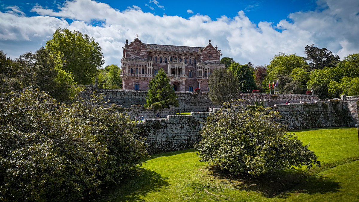 Situated 5km from @candmclub Caravaning Oyambre site the coastal town of Comillas is full of wonderful buildings and home to a great beach. Easily reached by bike or on foot it makes for a great day out. caravanclub.co.uk/overseas/spain… @Media_CAMC