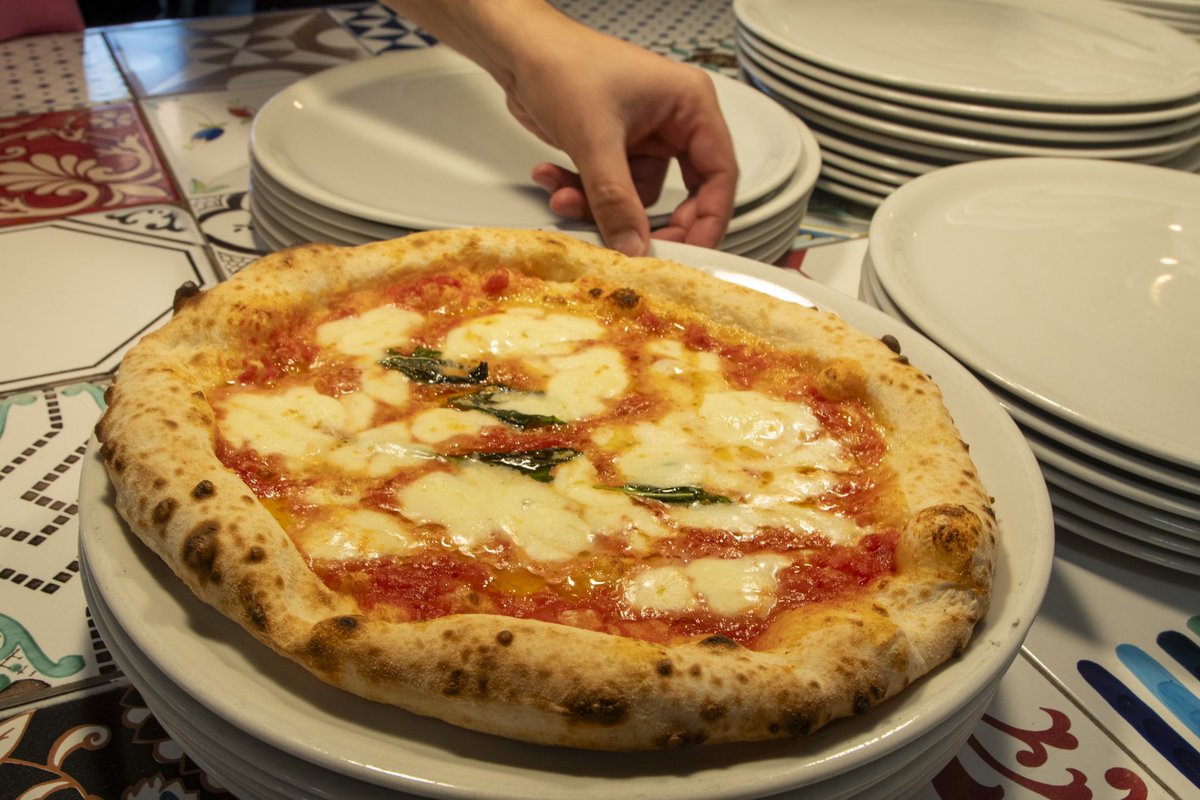 Let’s talk about lunch. We often hear of folks skipping breakfast or dinner. But not lunch. It is the ideal meal of the day. But what is lunch hour like around the world? Let’s explore. A thread 🧵: