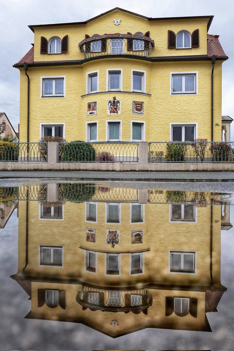 Das bisschen Regen heute hat leider keine Pfützen produziert. 😭 Drum hier eins aus Forchheim aus den Osterferien. Dieses Haus habe ich in den 33 Jahren, die ich dort gelebt habe, nie gesehen. 🤷🏼‍♀️ #APuddleADay #WindowsOnWednesday